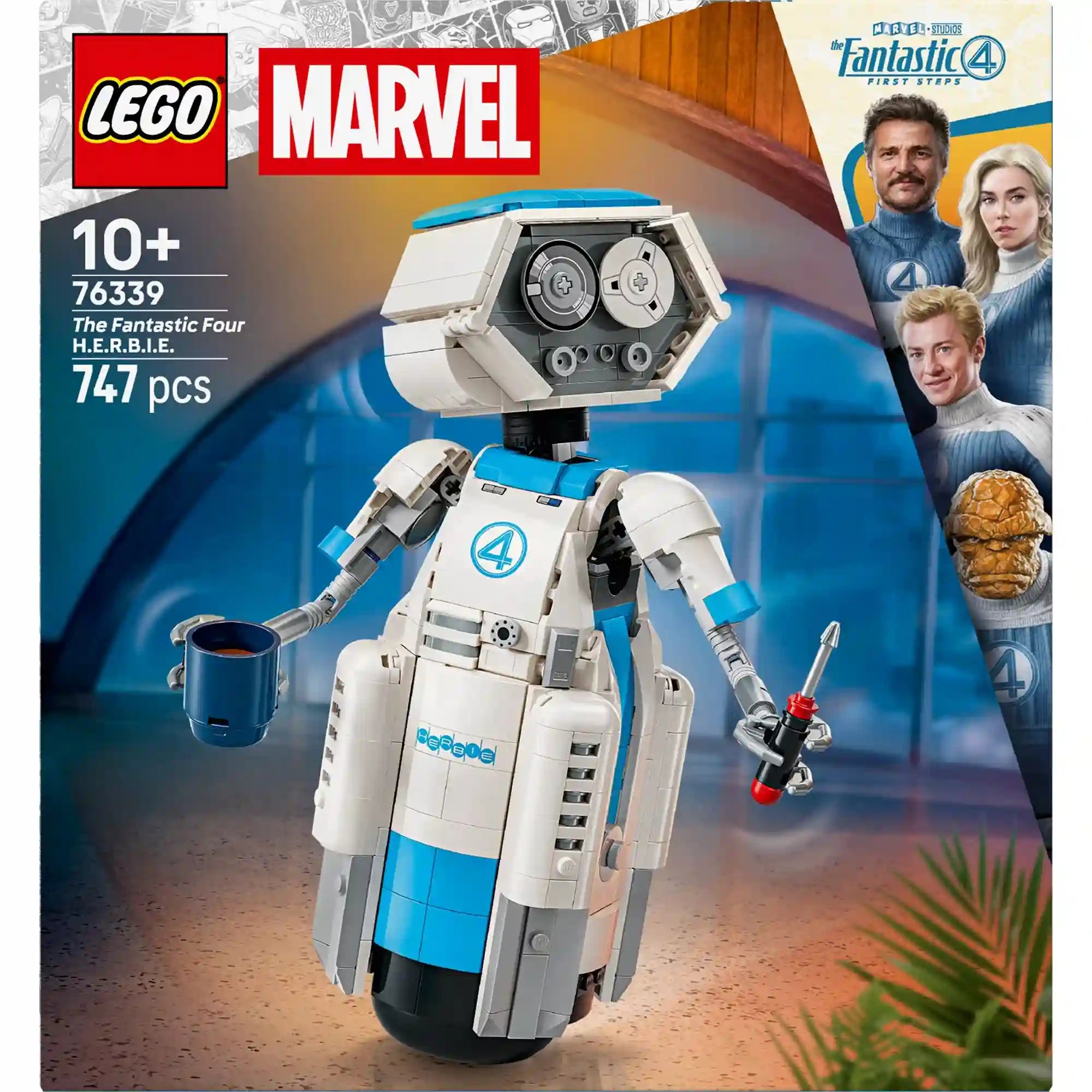 A LEGO Marvel: A Fantasztikus 4-es – H.E.R.B.I.E. 76339 készlet dobozának eleje, amely a 747 darabos építőkészletet, a H.E.R.B.I.E. robotot és a Marvel Studios Fantasztikus 4-es film szereplőit mutatja be.