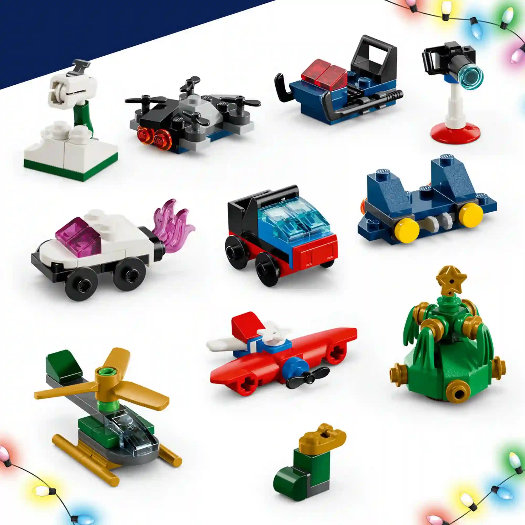 A Marvel adventi naptár apró LEGO modelljei fehér háttéren, köztük helikopter, autók, szán, karácsonyfa és hógolyóágyú.