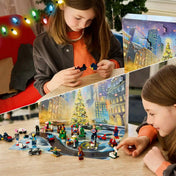 Két jelenet egy képen: kislány LEGO elemeket épít, majd a Marvel adventi naptár havas játékalapján játszik.