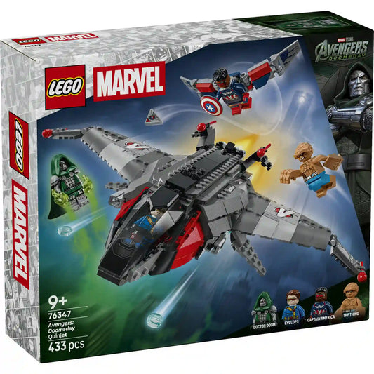 A LEGO Marvel Avengers: Doomsday Quinjet 76347 készlet dobozának eleje, a repülőgéppel, Amerika Kapitánnyal, Doctor Doommal és Lénnyel.
