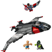 A szürke-fekete LEGO Quinjet piros részletekkel, felette a szárnyas Amerika Kapitány, alatta Lény és Doctor Doom minifigurája.