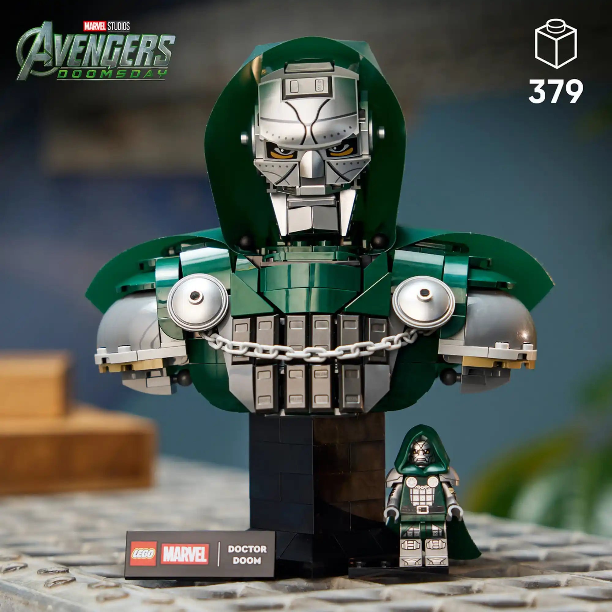 LEGO Marvel Doctor Doom mellszobor 76345 kiállítva Doctor Doom minifigurával és névtáblával