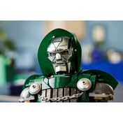 LEGO Marvel Doctor Doom mellszobor 76345 közelről, részletgazdag fémmaszkkal és zöld csuklyával