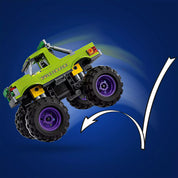 A LEGO Marvel Hulk óriási terepjárója vs. Thanos zöld és lila színű monster truckja rugózva a levegőben, sötét háttér előtt.