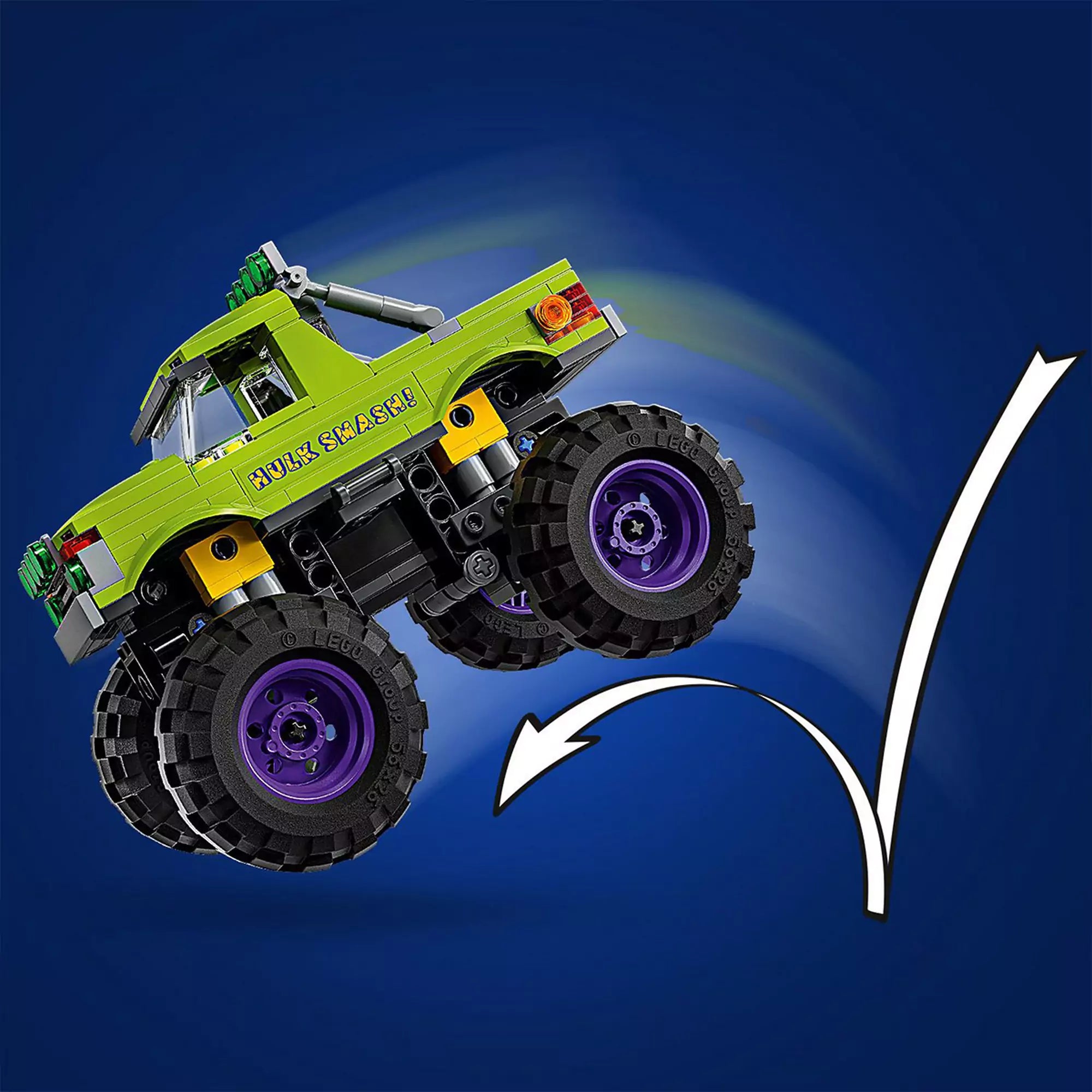 A LEGO Marvel Hulk óriási terepjárója vs. Thanos zöld és lila színű monster truckja rugózva a levegőben, sötét háttér előtt.
