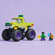 LEGO Marvel Hulk óriási terepjárója vs. Thanos terepjáró és minifigurák, köztük Hulk és Thanos, lila háttér előtt.