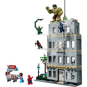 LEGO Marvel Pókember és Hulk csatája készlet teljes épülete parkrésszel, hotdog árus kocsival, hálóval és levegőben mozgó szupergonosz figurákkal.
