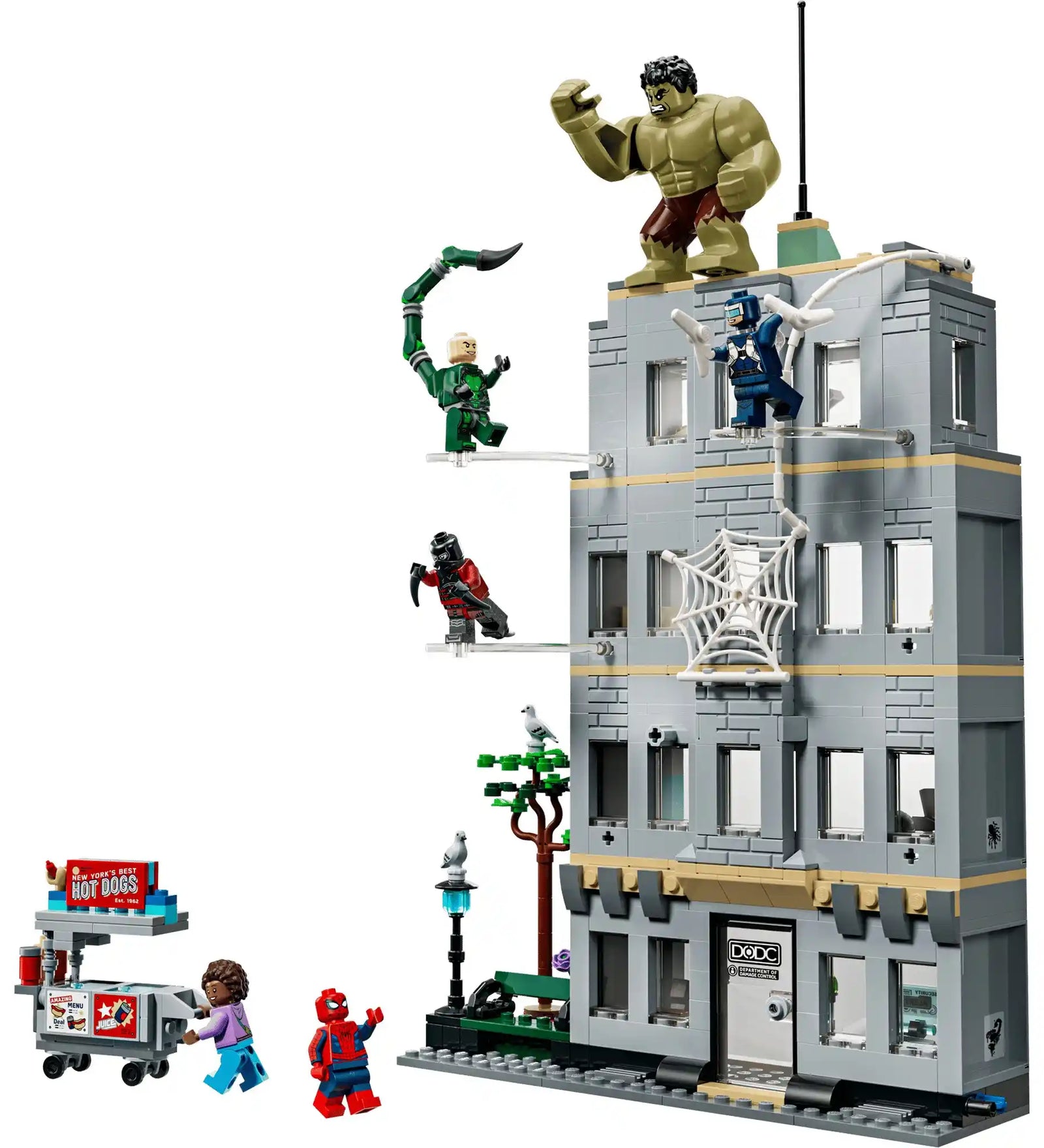 LEGO Marvel Pókember és Hulk csatája készlet teljes épülete parkrésszel, hotdog árus kocsival, hálóval és levegőben mozgó szupergonosz figurákkal.