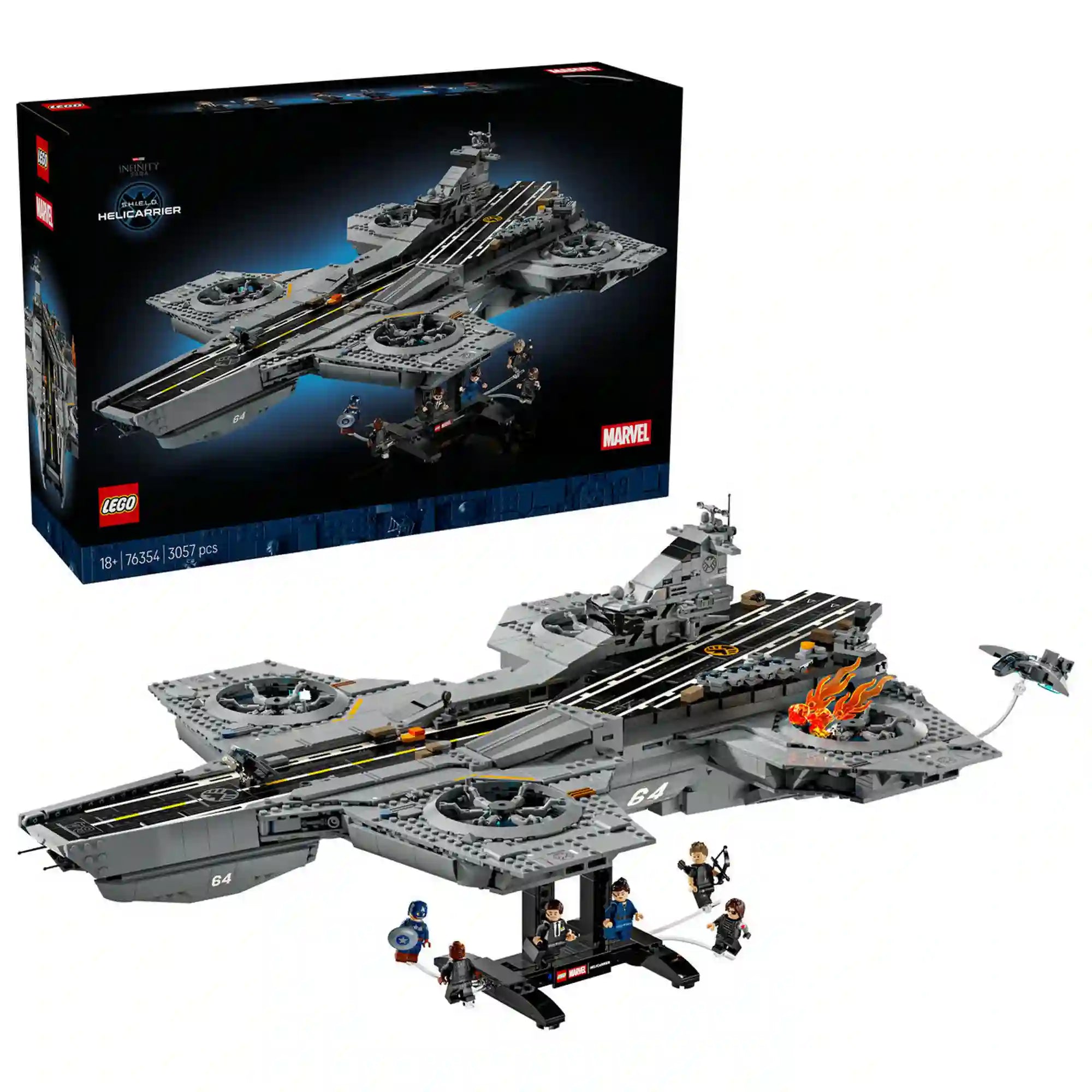 A LEGO Marvel Helicarrier 76354 doboza és az elkészült modell fehér háttéren, hat minifigurával és repülő Quinjet-tel.