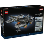 A LEGO Marvel Helicarrier készlet dobozának hátoldala, a hajó másik nézetével, részletfotókkal és méretjelöléssel.