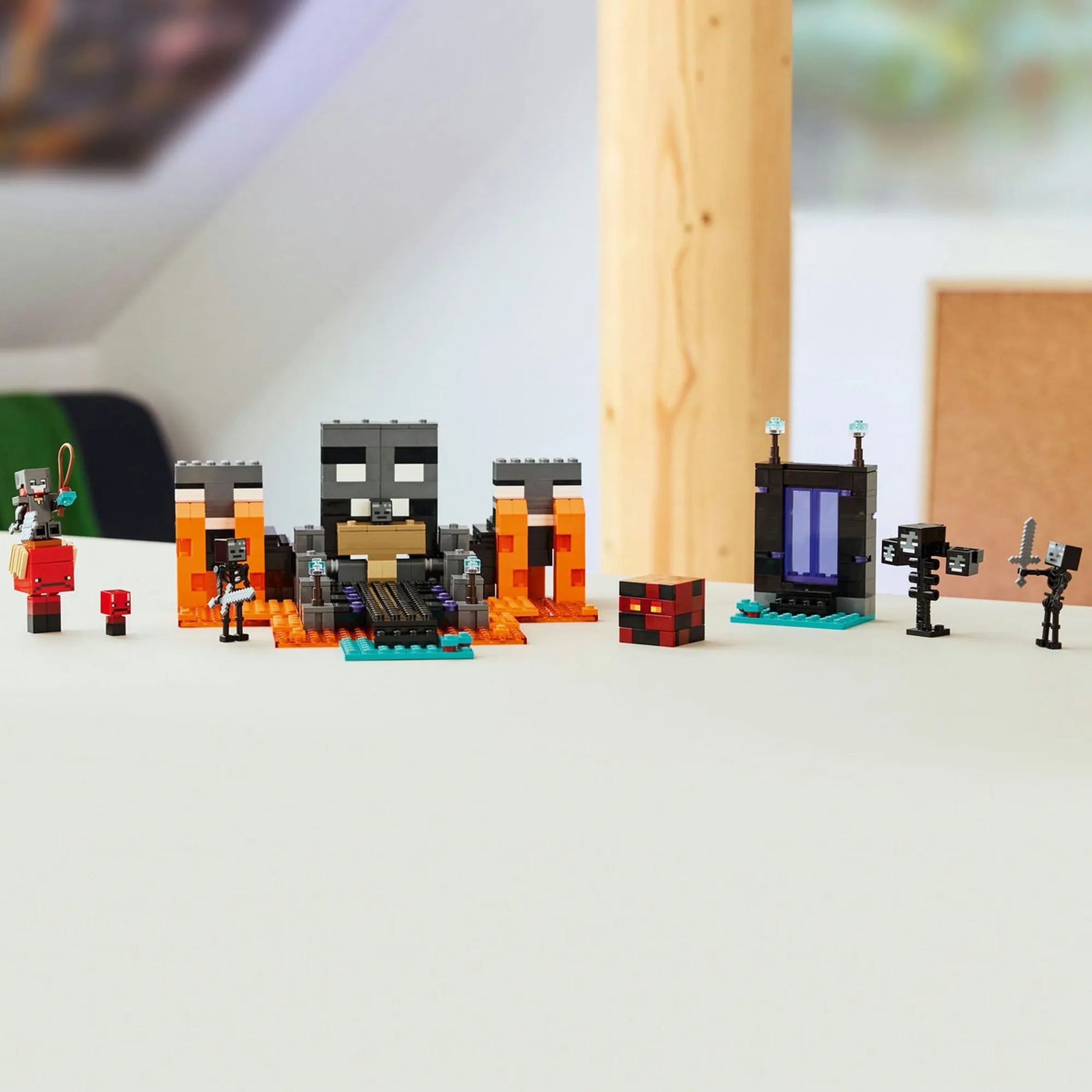 LEGO Minecraft: Csata a Sorvasztókkal 21590 teljes megépített készlet, Nether kapu, oltár és Minecraft figurák elrendezve.