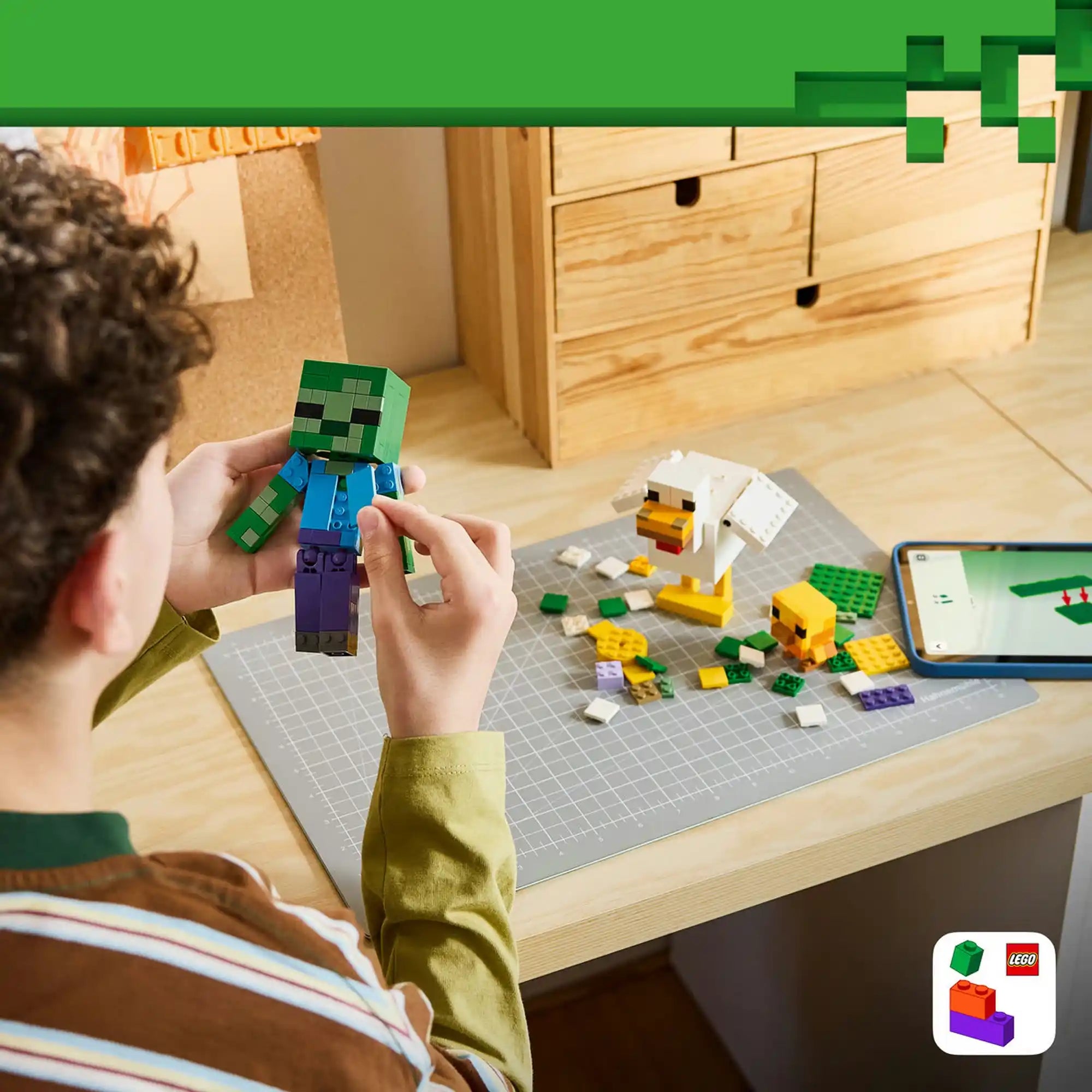 A LEGO Minecraft: Chicken Jockey 21582 készlettel játszó gyermek az elkészült Zombi figurát tartja a kezében.