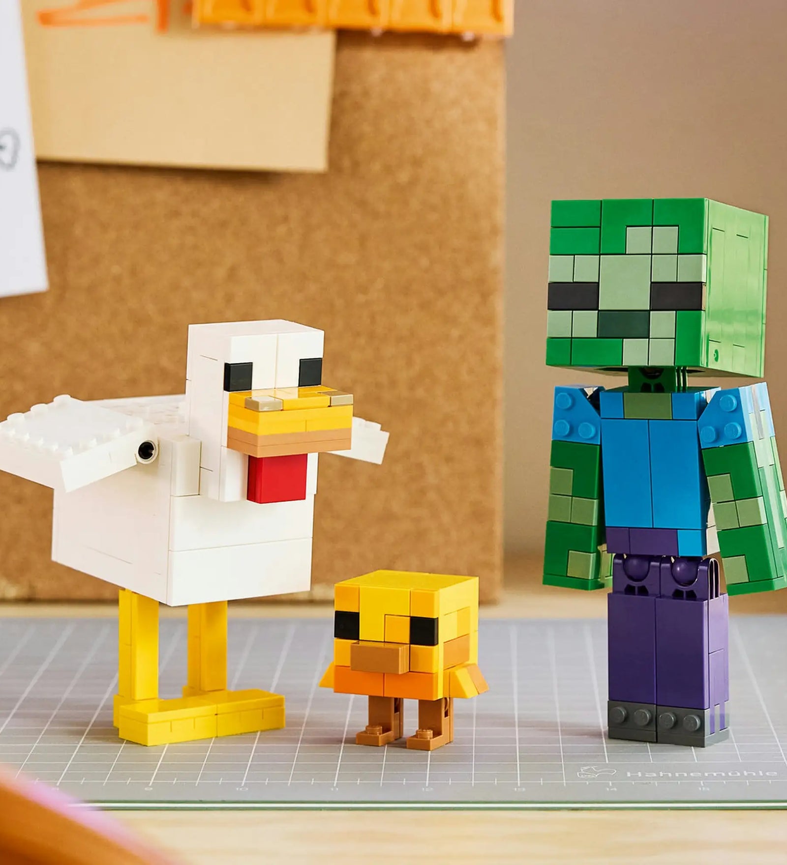 A LEGO Minecraft: Chicken Jockey 21582 megépített Zombi, Csirke és Csibe figurái egymás mellett.