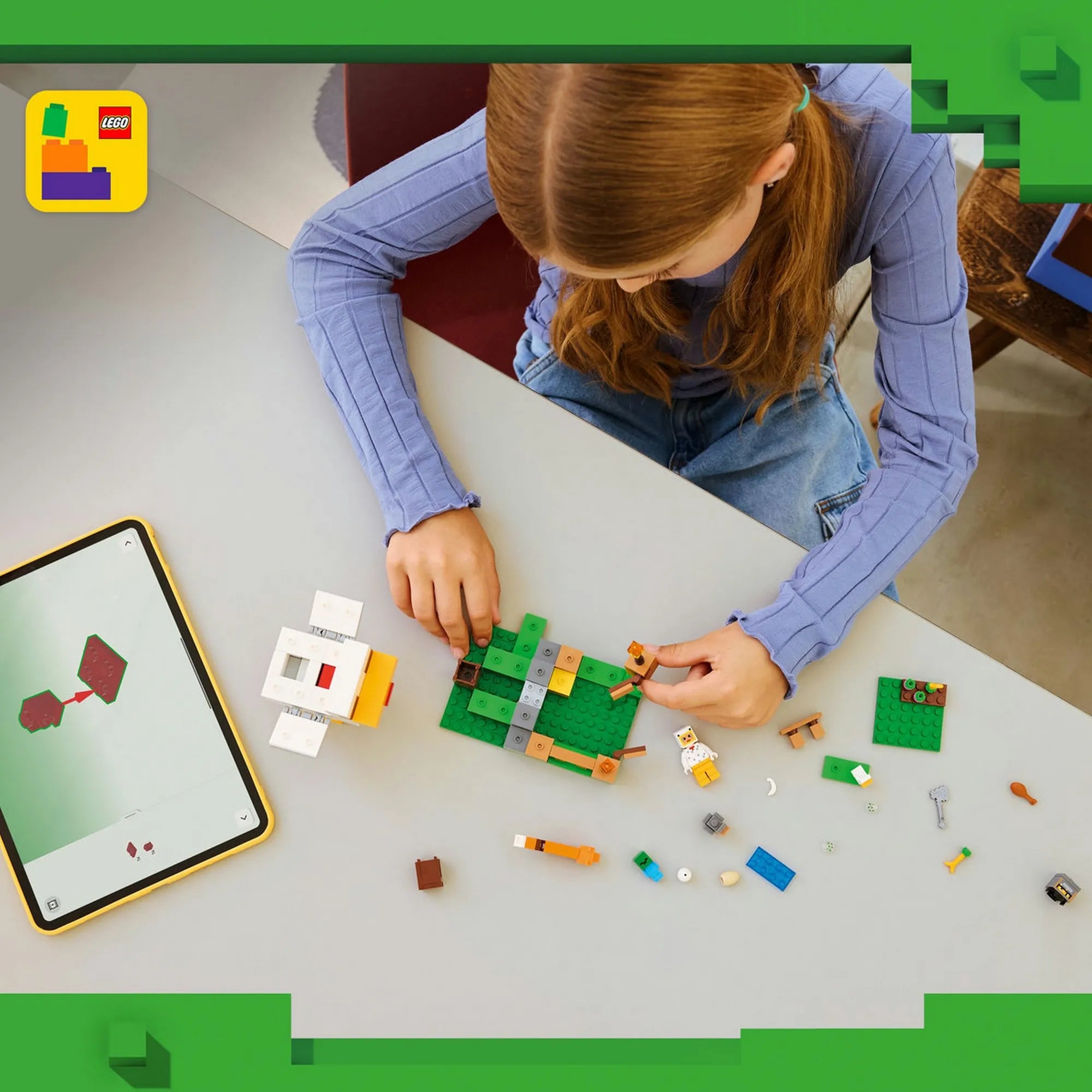 LEGO Minecraft: Csirkefarm 21585 építés közben, gyerek által összerakott jelenettel