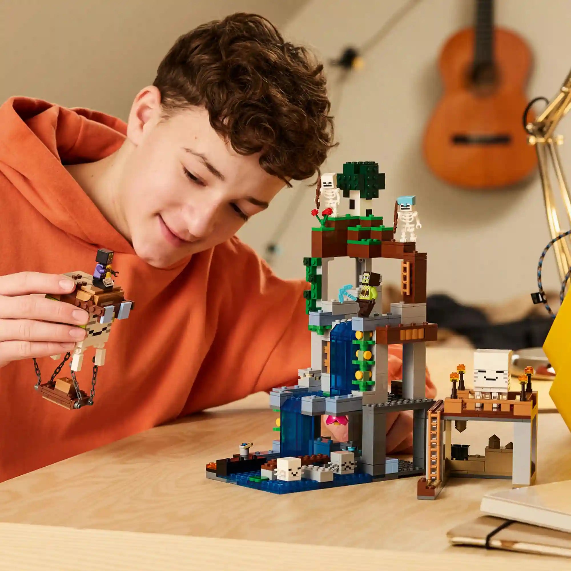 Minecraft rajongó gyermek a repülő szellemléghajót mozgatja a LEGO Szellemkikötő jelenet felett. A vízeséses barlang és a különféle mobok izgalmas kalandokat idéznek meg.