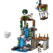 A LEGO Minecraft Szellemkikötő teljes összeállított modellje fehér háttér előtt. A több szintes barlang, a vízesések, a szellemek és a repülő léghajó részletesen láthatók.