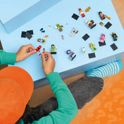 LEGO minifigurine: 29. sorozat 71052, 8 darabos – felülnézetben szétszórt minifigurák és kiegészítők játék közben.