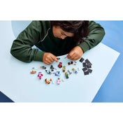 Gyermek a LEGO Minifigurák Shrek-sorozat 71053 figuráival és kiegészítőivel