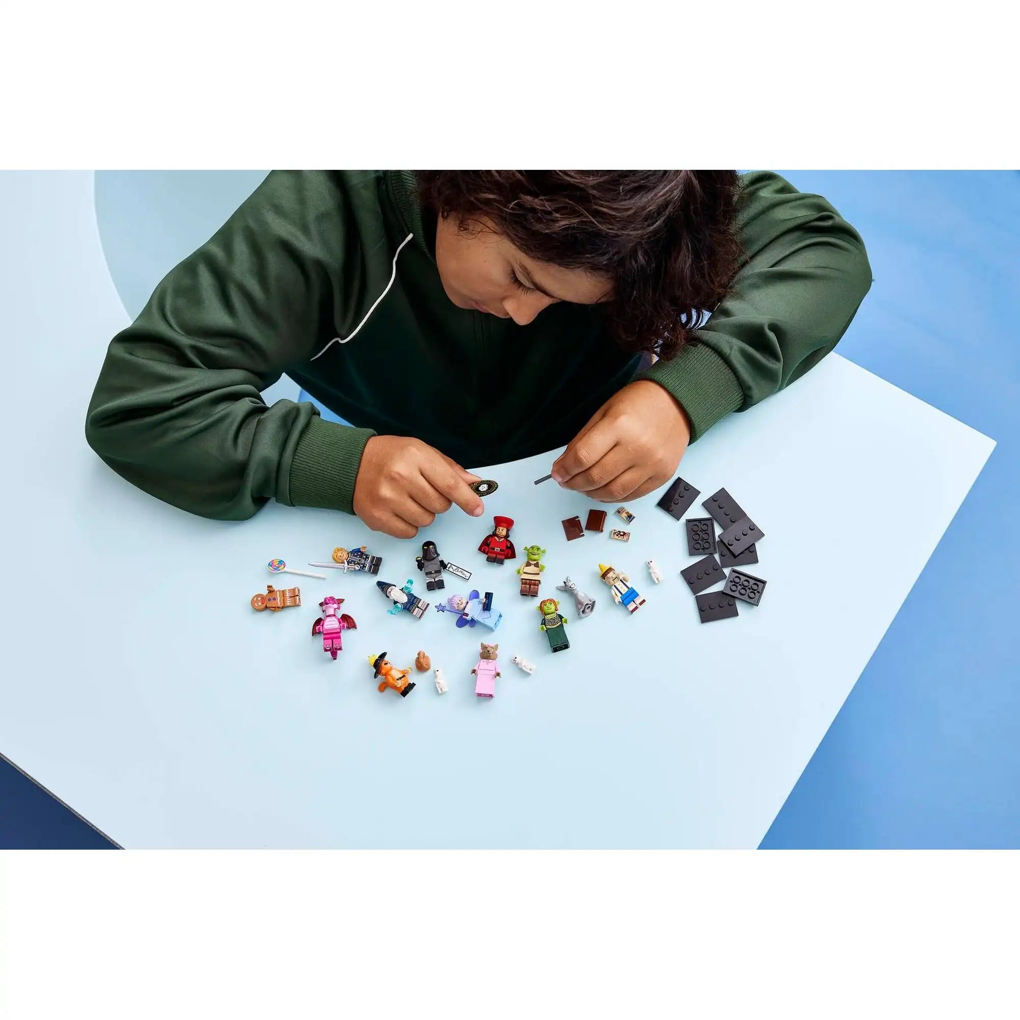 Gyermek a LEGO Minifigurák Shrek-sorozat 71053 figuráival és kiegészítőivel