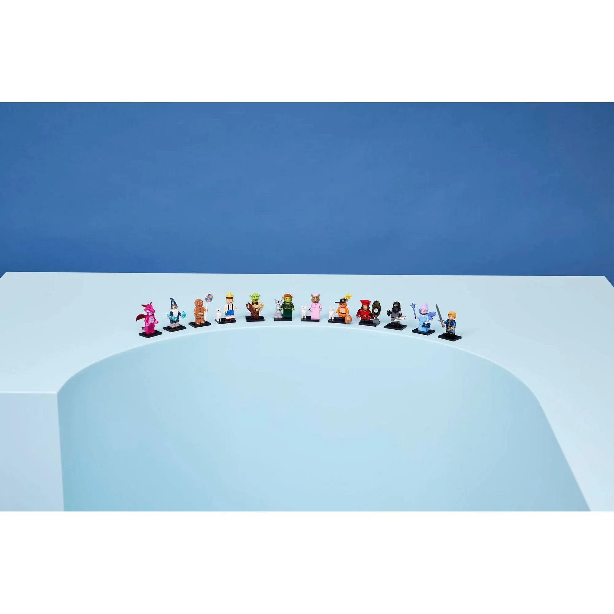 LEGO Minifigurák Shrek-sorozat 71053 teljes gyűjthető karakterválasztéka kiállítva