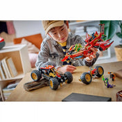 Gyermek játszik a LEGO NINJAGO A föld adománya 71869 készlettel, miközben a jármű különálló modelljeit használja.