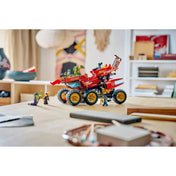 LEGO NINJAGO A föld adománya 71869 készlet összeépített járműve egy asztalon kiállítva minifigurákkal és ellenfelekkel.
