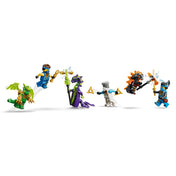 LEGO NINJAGO A föld adománya 71869 minifigurái harci jelenetben, ahol a nindzsák a Maró szörny és a Tűzszörny ellen küzdenek.