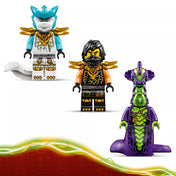 A LEGO NINJAGO 71854 készlet minifigurái közelről: Cole, egy szárnyas szövetséges és egy kígyószerű ellenség.