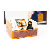Cole LEGO NINJAGO minifigura a társasjáték tárolódobozában.