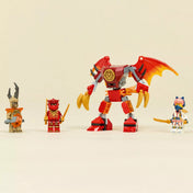 A teljes LEGO NINJAGO 71851 készlet felépítve: piros sárkány mech és a hozzá tartozó minifigurák semleges háttéren.