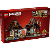 LEGO NINJAGO: Négy Fegyver Kovácsműhely, 15. évforduló doboz hátoldala, funkciók és jelenetek bemutatása.