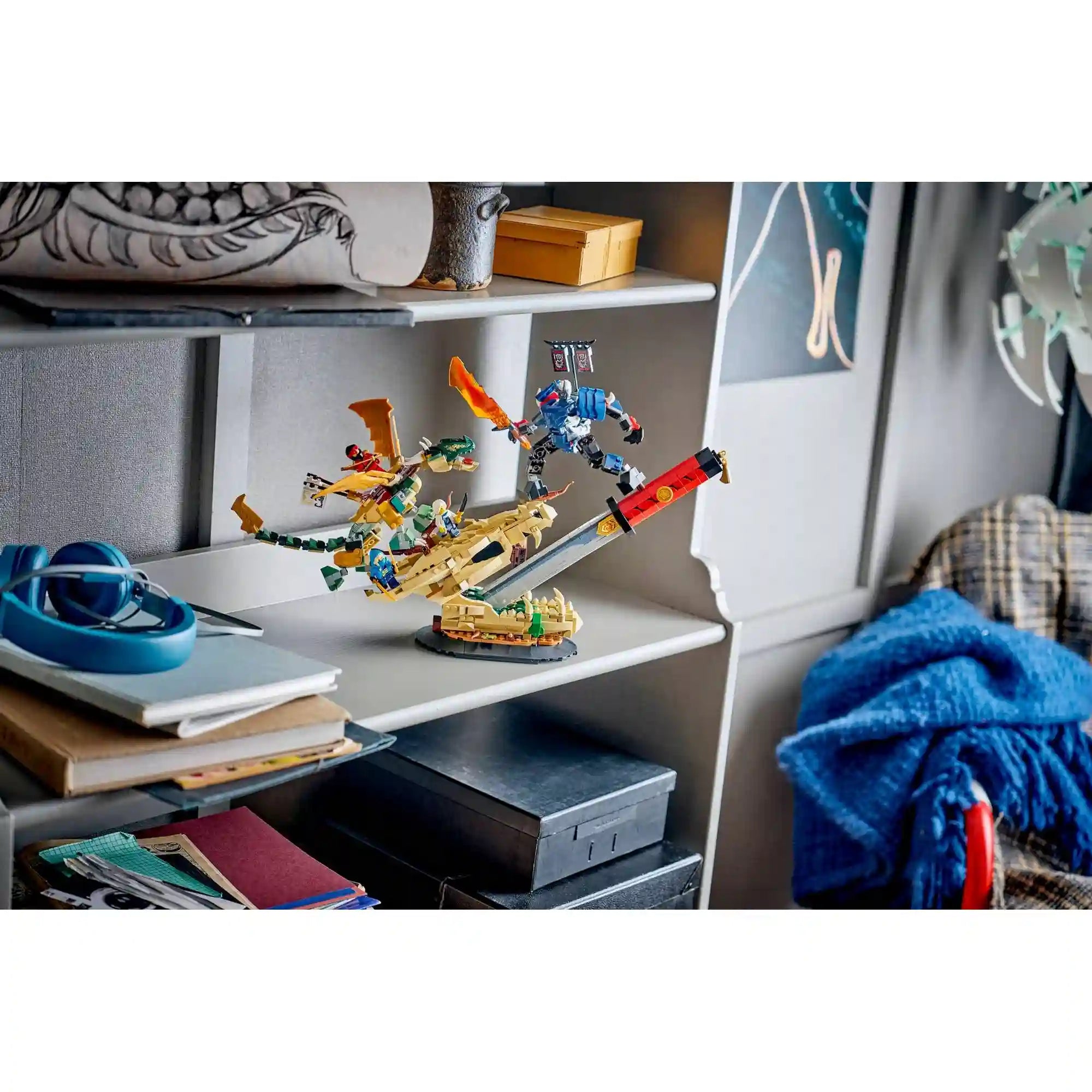LEGO NINJAGO Összecsapás a Sárkány Kardjánál 71871 készlet polcon kiállítva, dinamikus sárkány és Oni robot harci jelenettel.