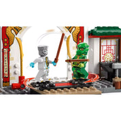 Zane és Lloyd küzdelme a LEGO Ninjago Spinjitzu nindzsatemplom 71831 készletben, izgalmas csatajelenetben.