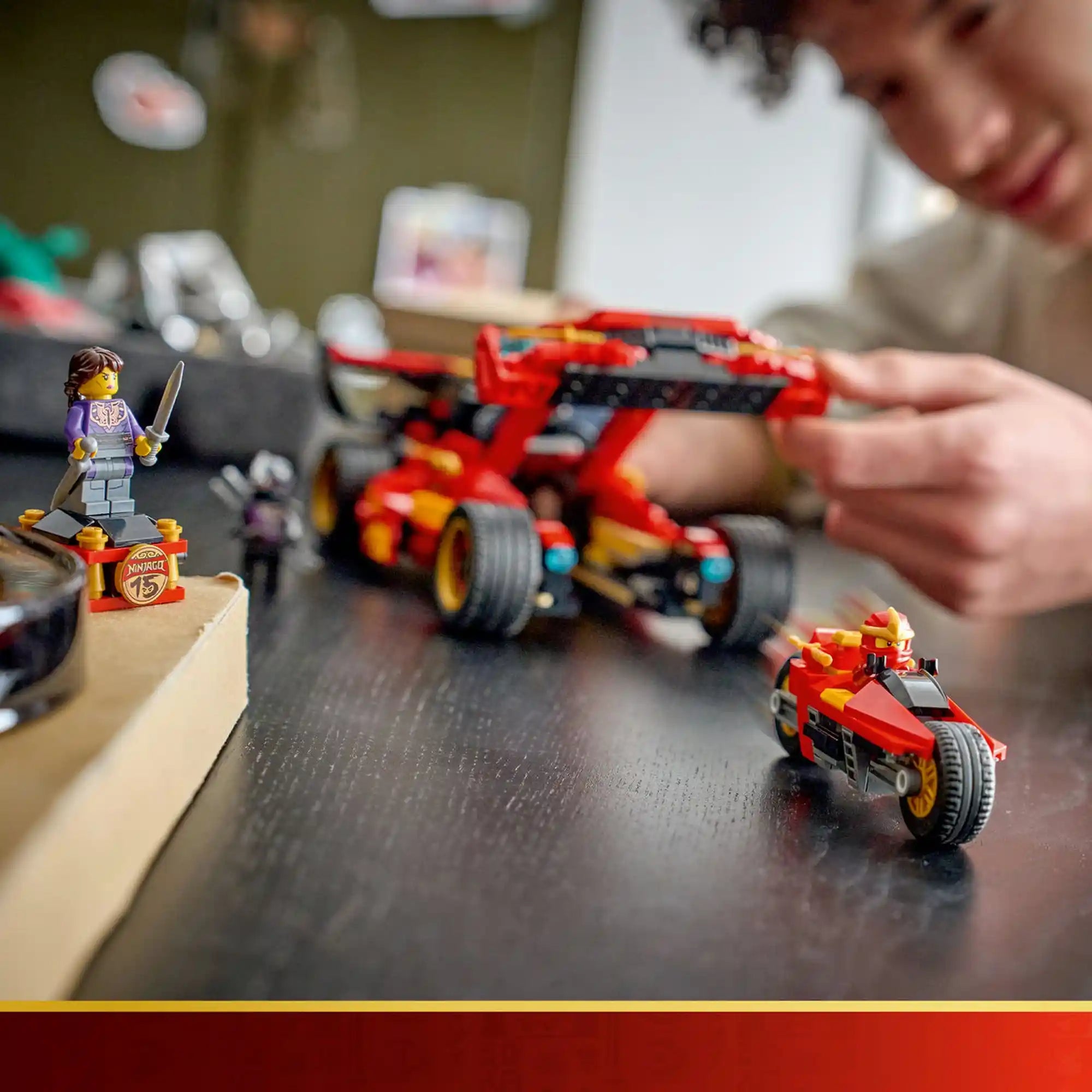 Gyermek játszik a LEGO NINJAGO X-1 Nindzsa csatagép 71867 készlettel, miközben a vörös nindzsaautót és a rejtett motorkerékpárt használja.