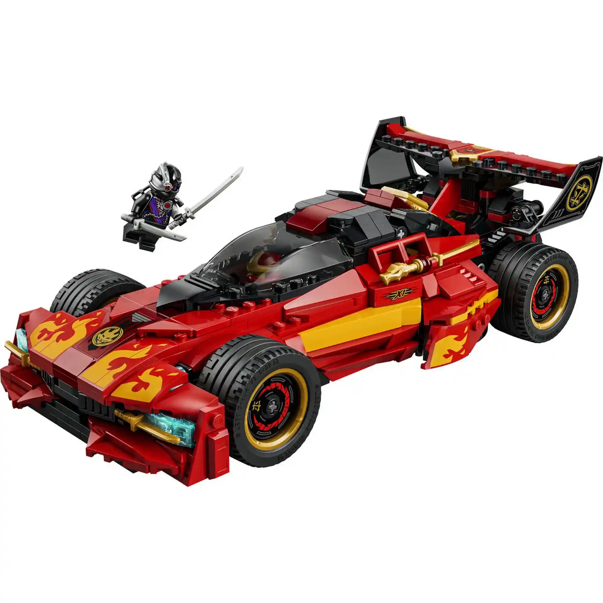 LEGO NINJAGO X-1 Nindzsa csatagép 71867 részletgazdag vörös sportautója lángmintás elemekkel, hátsó légterelővel és Cryptor tábornok minifigurával.