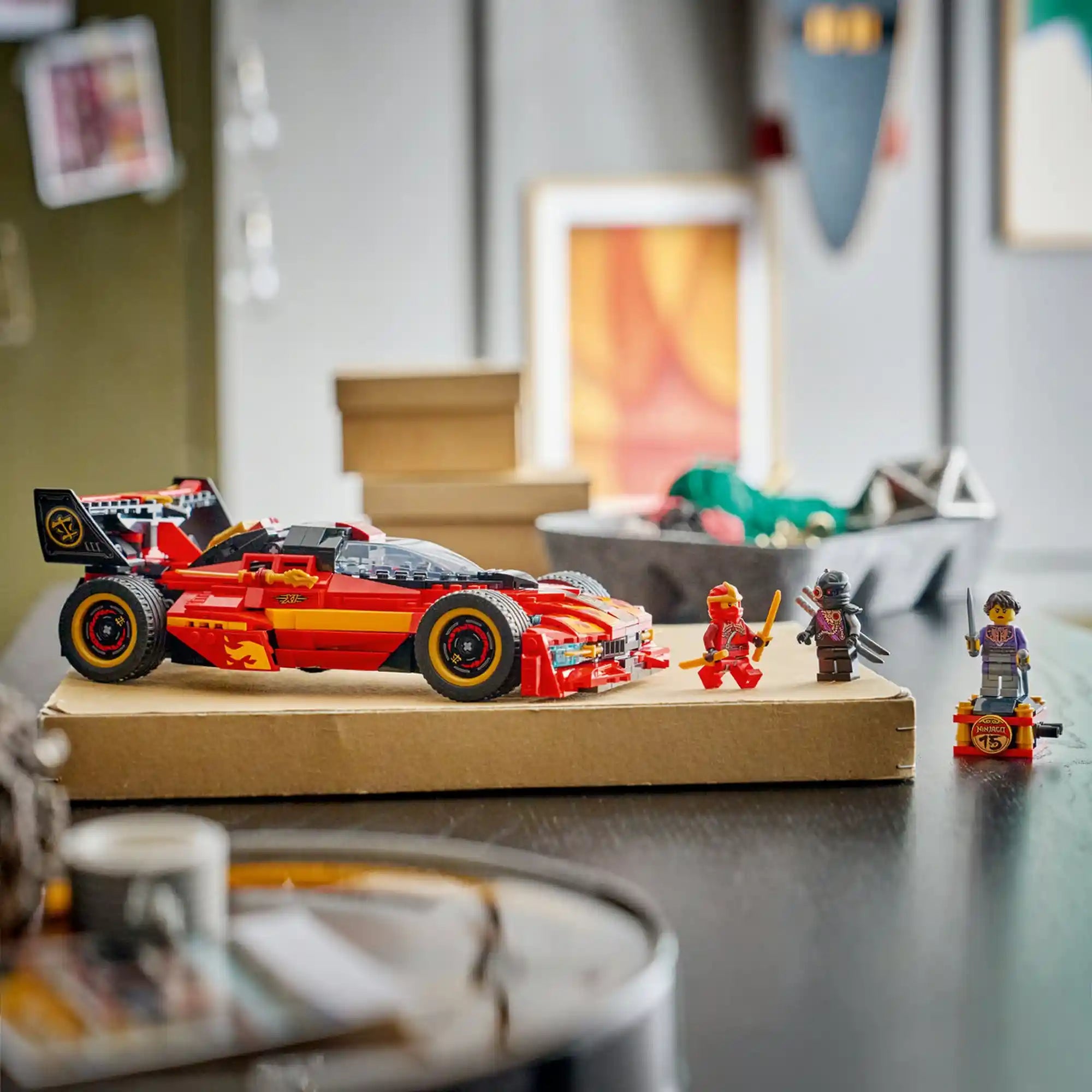 LEGO NINJAGO X-1 Nindzsa csatagép 71867 kiállítva polcon, Kai, Cryptor tábornok és az Árnyékmester minifigurákkal együtt.