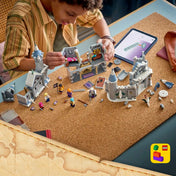 A LEGO ONE PIECE: Csata a Drum kastélynál 75645 szétnyitható kastélya építés közben, részletgazdag belső terekkel és LEGO Builder alkalmazással.