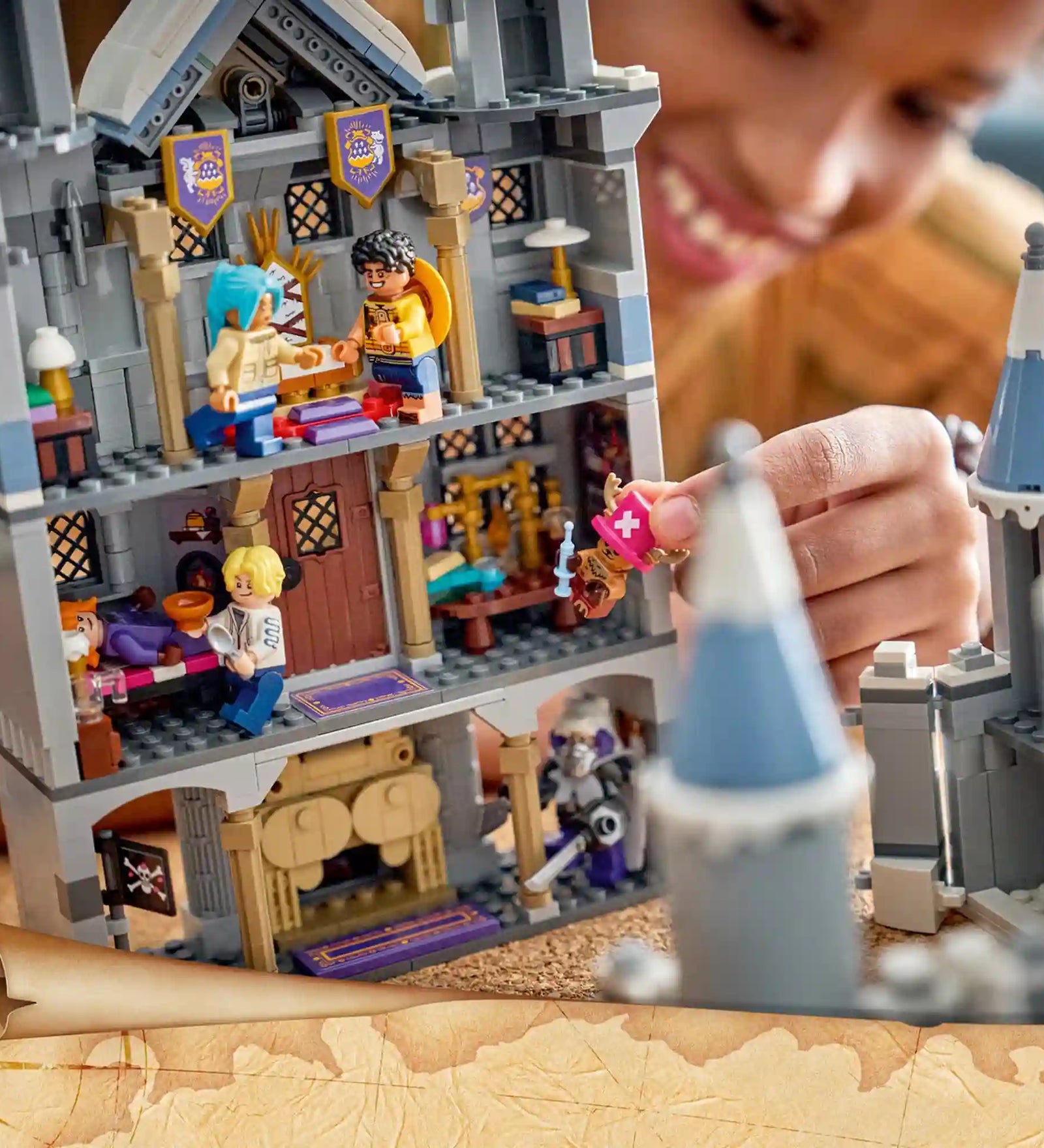 A LEGO ONE PIECE: Csata a Drum kastélynál 75645 kastély belső tere játék közben, ahol a minifigurák a különböző szobákban kalandoznak.