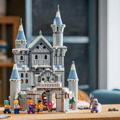 A LEGO ONE PIECE: Csata a Drum kastélynál 75645 teljesen megépített havas kastélya a hat minifigurával a főkapu előtt.