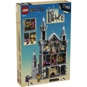 A LEGO ONE PIECE: Csata a Drum kastélynál 75645 dobozának hátoldala, amely bemutatja a kastély belső helyiségeit és játéklehetőségeit.