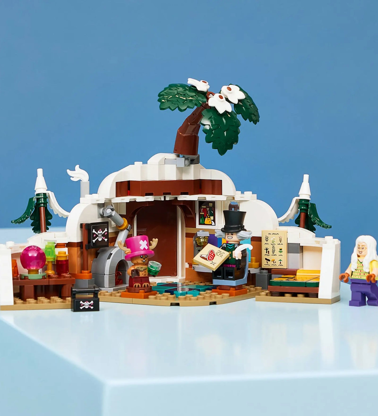 A LEGO One Piece: Dr. Hiriluk rejtekhelye 75641 kinyitott barlangbelsője Tony Tony Chopper, Dr. Hiriluk és Dr. Kureha minifiguráival.