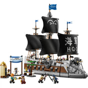 A LEGO ONE PIECE: Garp tengeri csatahajója 75646 megépített hadihajója a Marine Victory Day díszlettel és a nyolc minifigurával.