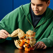 A LEGO Pokémon: Arcanine 72160 készlettel játszó építő, aki az Arcanine figura mozgatható farkát állítja be.