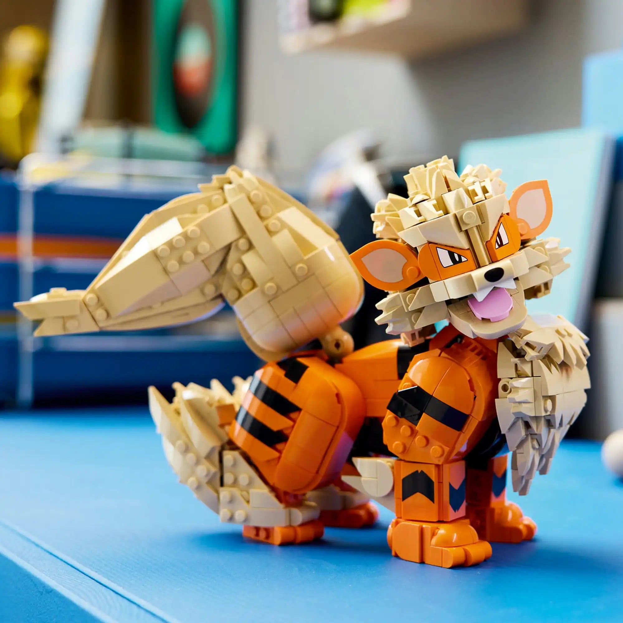 A LEGO Pokémon: Arcanine 72160 megépített Arcanine figurája mozgatható fejjel, lábakkal és bozontos farokkal.