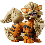 A LEGO Pokémon: Arcanine 72160 figura mozgatható funkcióinak bemutatása, állítható fejjel, lábakkal és farokkal.
