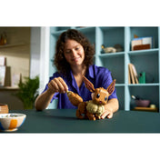 LEGO Pokémon Eevee figura építés közben, felnőtt felhasználó kezében, részletes modell és játék közbeni élmény bemutatása
