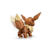 LEGO Pokémon Eevee hátulnézet, hajlítható farok és részletes építési elemek bemutatása fehér háttéren