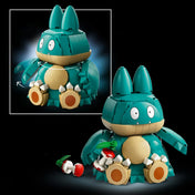 A LEGO Pokémon Munchlax mozgatható karokkal és forgatható fejjel, kezében almacsutkával és almával.