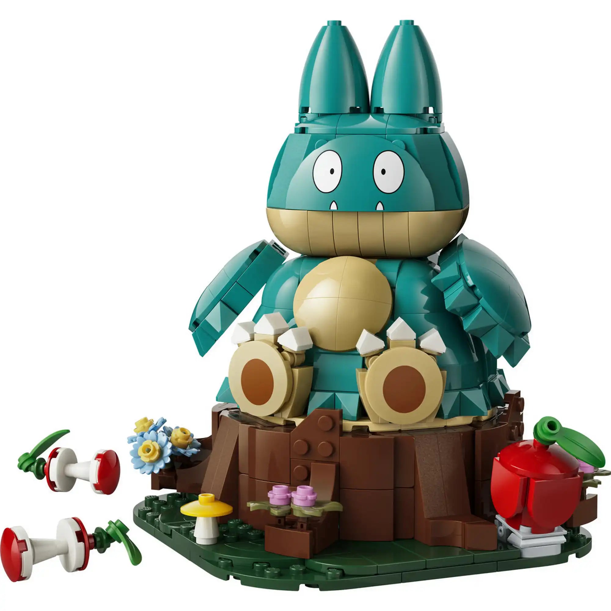 A megépített LEGO Pokémon Munchlax figura fatörzsön ül, almával, virágokkal és gombákkal díszített talapzaton.