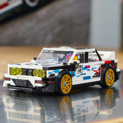 Elkészült LEGO Speed Champions BMW M3 (E30) modell közelről.